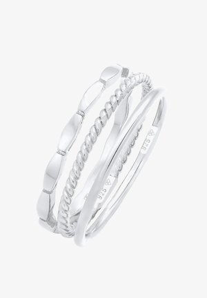 Zestaw trzech srebrnych pierścionków, z gładką obrączką, skręconym wzorem oraz wydłużonym wzorem łączników, wszystkie o wysokim połysku.