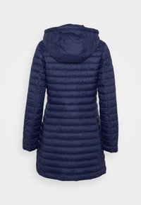 Dunkelblauer Puffer-Mantel mit Kapuze, mit gestepptem Muster, verlängerter Form und langen Ärmeln. Rückansicht, keine sichtbaren Verschlüsse.