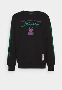 Czarna bluza z kapturem z haftem "MILWAUKEE" i "Bucks" w kolorze fioletowym i zielonym, z detalem logo z przodu i zielonymi akcentami na rękawach.