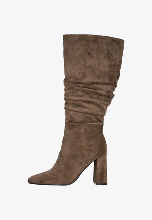 Bota marrón de ante con caña media y diseño arrugado, con puntera puntiaguda y tacón alto cuadrado, presentada en perfil lateral sobre un fondo blanco.