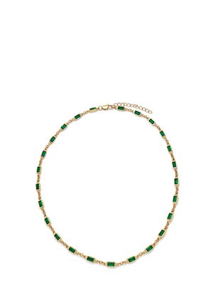 Gullkjede med rektangulære grønne edelstener jevnt fordelt langs hele lengden og lukking med hummerlås.