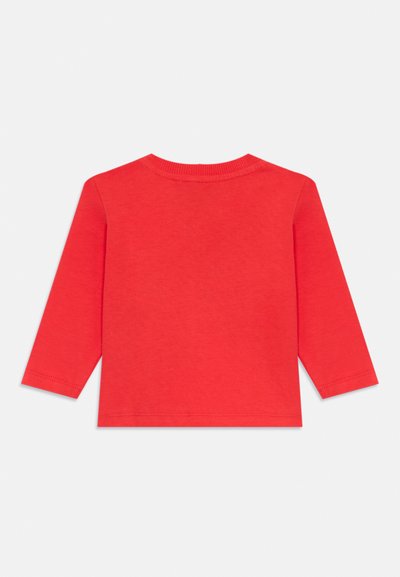 Rotes Baumwollhemd mit langen Ärmeln und rundem Ausschnitt. Verfügt über doppelt genähte Nähte und eine glatte Textur. Schlichtes Design, ohne Muster oder Verzierungen.