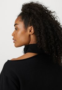Champion EMOTIONAL DANCE HIGH NECK OPEN SHOULDER - Mikina - schwarz