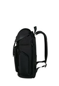 Sac à dos noir avec plusieurs poches zippées, des bretelles rembourrées et un dessus arrondi. Fabriqué en matériau durable avec une finition lisse et mate.