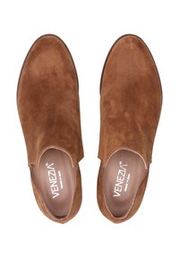 Ciemnobrązowe zamszowe buty wsuwane z zaokrąglonym noskiem i wyciętymi bokami. Wnętrze z brandingiem VENEZIA. Gładka, miękka tekstura na całej powierzchni.