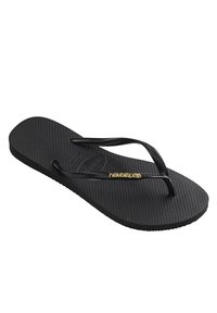 Zwarte teenslipper met een gestructureerde rubberen zool, zwarte thongbandjes en een gouden logo accent. Het ontwerp heeft een lichtgewicht en flexibele constructie.