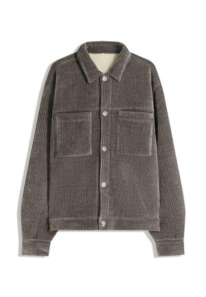 Siva košulja-jakna od korduroja s mekanim unutarnjim postavom, s dva prednja džepa i kopčanjem na gumbe, dizajnirana u opuštenom kroju.