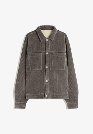 Siva košulja-jakna od korduroja s mekanim unutarnjim postavom, s dva prednja džepa i kopčanjem na gumbe, dizajnirana u opuštenom kroju.