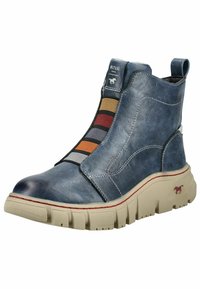 Botines azules con paneles laterales elásticos que presentan rayas multicolores, parte superior de cuero texturizado y una suela gruesa de color crema con acentos rojos.