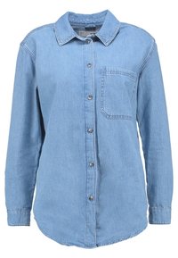 Ljusblå denimskjorta med långa ärmar, knappstängning fram, krage och en enda bröstficka. Mjuk textur och rundad nederkant.