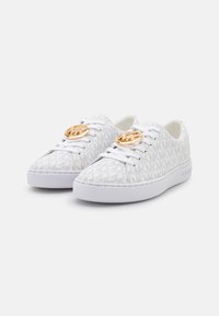 Zapatillas blancas con un patrón texturizado de MK y acentos metálicos en el logo. Suelas de goma y parte delantera con cordones tradicionales. Diseño limpio y minimalista.