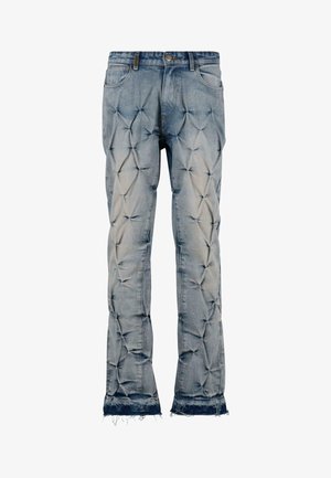 Világoskék farmernadrág, tűzött textúrával és csillagmintázattal, kopott szegéllyel és öt zsebes kialakítással, fém hardverrel.