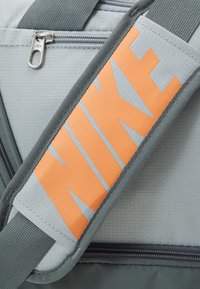 Nike Performance Saco de desporto - smoke grey/orange trance