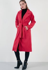 LELA LOOSE FIT - Klasičan kaput - fuchsia