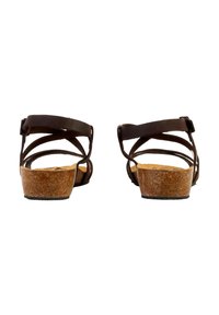 Sandali in pelle marrone con design a cinturino incrociato, suole in sughero a zeppa e una finitura texturizzata, visti da dietro.