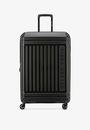 Zwarte harde koffer met verticale groeven, uitschuifbare handgreep, vier draaibare wielen en "DELPSEY PARIS" branding op de zijkant.