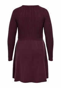 Bordo adīta kleita ar ribotām tekstūrām augšējā daļā un gludu audumu svārku daļā, garām piedurknēm un apaļu dekoltē.