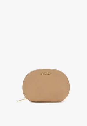Beige leren cosmetica pouch met een ronde vorm, gouden hardware en het ingegraveerde "HEY MARLY" logo aan de voorkant. Ritsluiting aan de zijkant.