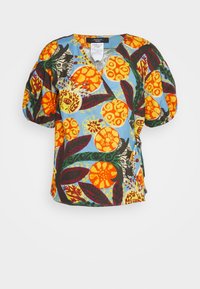 Haut à manches bouffantes en coton avec un motif floral vibrant, mettant en vedette des oranges et des feuilles, dans des tons de bleu, orange, rouge et vert.