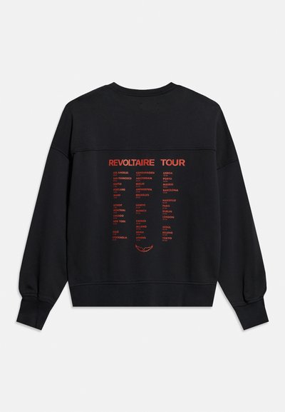 Μαύρο φούτερ με κόκκινο κείμενο «REVOLTAIRE TOUR» και λίστα με διεθνείς πόλεις και ημερομηνίες τυπωμένα στην πλάτη.