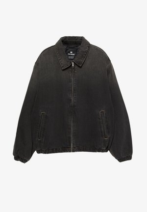 Sort denimjakke med krave, lynlås fortil, elastiske manchetter og sidelommer. Har en let falmet tekstur med kontrasterende syninger.