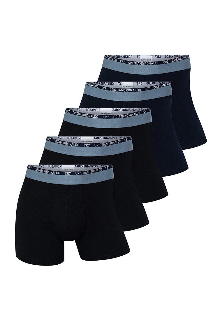 Pięć par czarnych bokserów z szarymi elastycznymi paskami, na których widnieje logo "Cristiano Ronaldo CR7", ułożonych w przesuniętej stosie na białym tle.