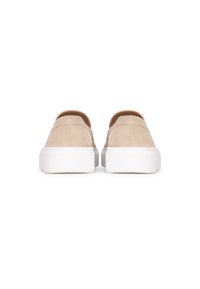 Scarpe slip-on in suede beige con suola bianca bassa, punta rotonda e design minimalista. La vista posteriore mostra una texture liscia e nessun hardware visibile.