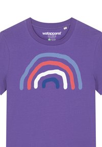 Paarse T-shirt van katoen, met een meerkleurige regenboogafbeelding in tinten blauw, rood, wit en marineblauw over de borst.