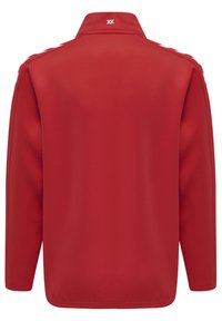 Maglia rossa a maniche lunghe con colletto alto, texture liscia e dettagli bianchi sulle spalle. Presenta un logo sul colletto posteriore.