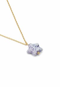 Collier en chaîne dorée ornée d'un pendentif en forme d'étoile de lavande avec des détails texturés et un petit accent doré.
