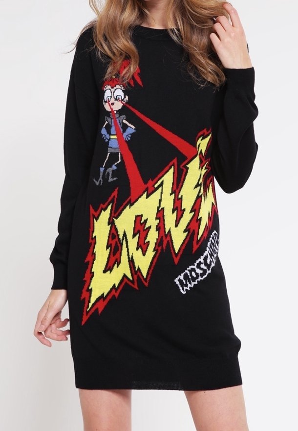 Femme portant une robe noire à manches longues avec un personnage de dessin animé tirant des rayons laser rouges sur un texte jaune en gras indiquant "LOVE."