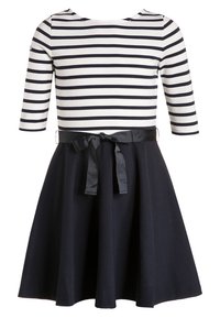 Pruhované šaty s kulatým výstřihem, tříčtvrtečními rukávy, sukni v námořnické modři a odpovídajícím opaskem. Vyrobeno z hladké směsi látek.