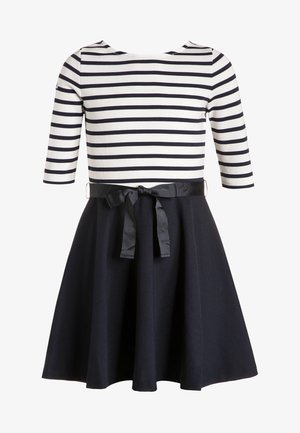 Vestido a rayas con escote redondo, mangas de tres cuartos, falda azul marino y cinturón a juego. Confeccionado en una mezcla de telas suaves.