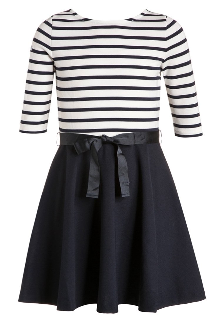 Pruhované šaty s kulatým výstřihem, tříčtvrtečními rukávy, sukni v námořnické modři a odpovídajícím opaskem. Vyrobeno z hladké směsi látek.