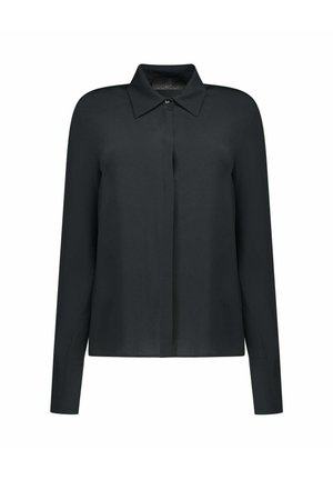 Zwarte blouse met lange mouwen, puntige kraag, verborgen knopen aan de voorkant en knoopmanchetten, getoond op een witte achtergrond.