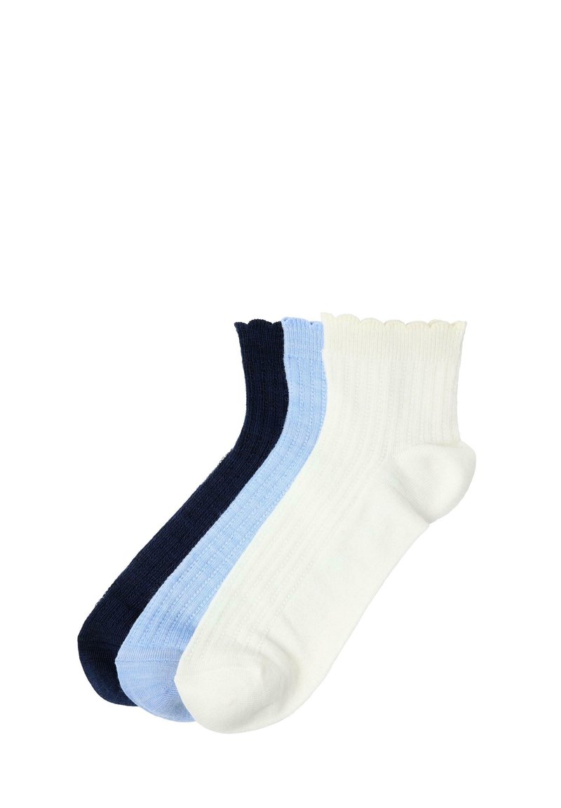 Drei Paar gerippte Socken: navyblau, hellblau und weiß, jeweils mit einem gewellten Bund. Hergestellt aus einem weichen Baumwollgemisch.