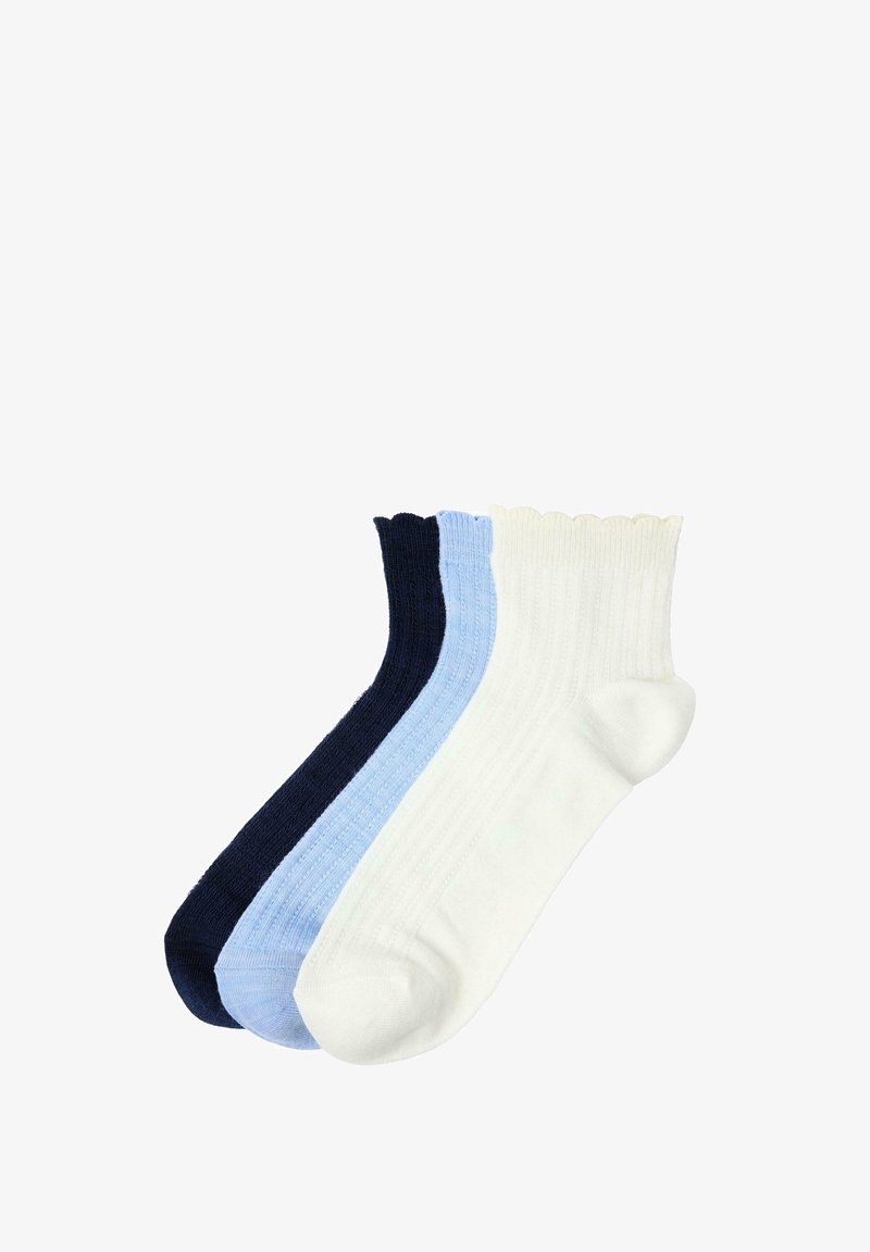 Drei Paar gerippte Socken: navyblau, hellblau und weiß, jeweils mit einem gewellten Bund. Hergestellt aus einem weichen Baumwollgemisch.