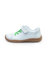Białe skórzane buty z zielonymi sznurówkami i zapięciem na rzep, gumowa podeszwa w kolorze tan, okrągły nosek, teksturowany wierzch, niskoprofilowy design.