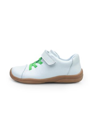 Weiße Lederschuhe mit grünen Schnürsenkeln und Klettverschluss, Gummisohle in Beige, runde Zehenpartie, strukturiertes Obermaterial, flaches Design.
