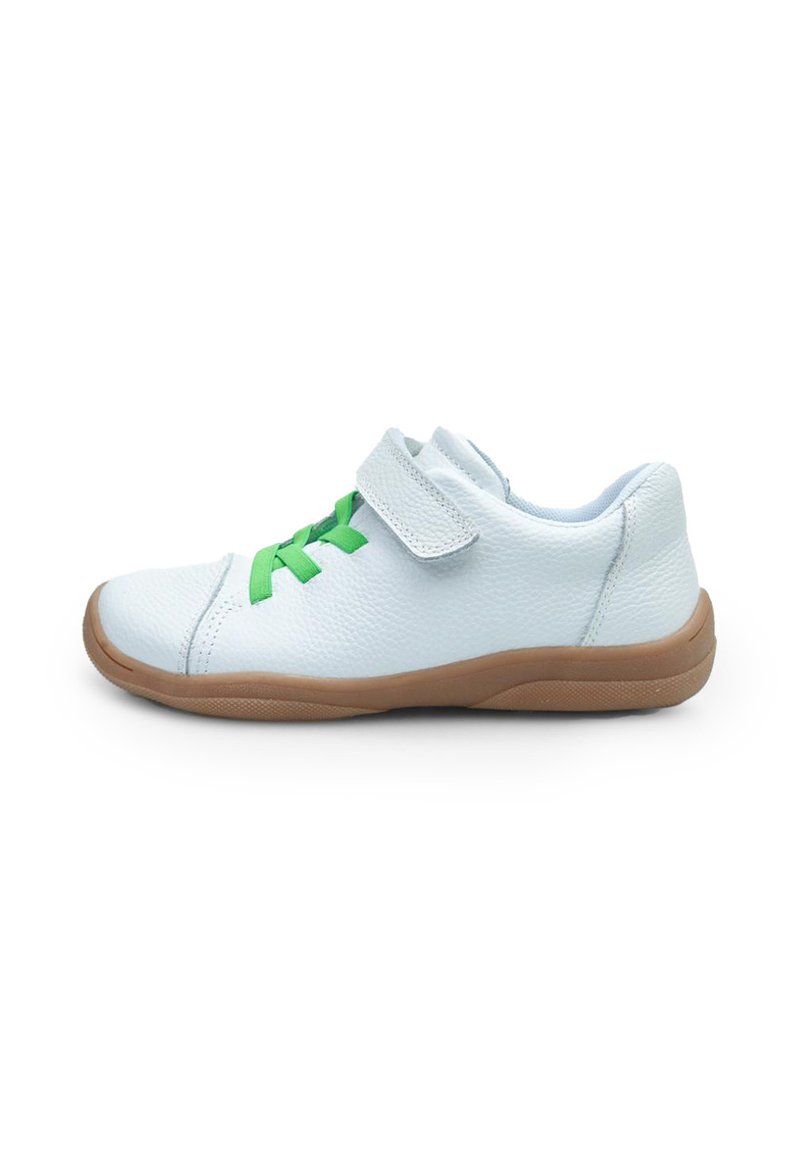 Białe skórzane buty z zielonymi sznurówkami i zapięciem na rzep, gumowa podeszwa w kolorze tan, okrągły nosek, teksturowany wierzch, niskoprofilowy design.