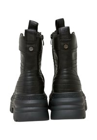 Mustad mustad nahast pahkluu saapad, millel on tikitud tekstuur, külgzipid ja tõmblauad. Tugev ja brändi logo kand täispuhutava tallaga. Vastupidav ja kaasaegne disain.