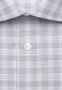 Chemise à carreaux bleu clair avec de petites lignes diagonales noires, boutons blancs et col pointu.