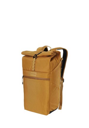 Sac à dos rectangulaire jaune moutarde à fermeture roulante, poche avant zippée, bretelles rembourrées et fermeture à boucle noire.