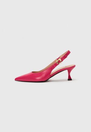 Růžová kožená slingback obuv s špičatou špičkou a nízkým kuželovým podpatkem. Obsahuje zlatý srdíčkový akcent na pásku. Hladká struktura.