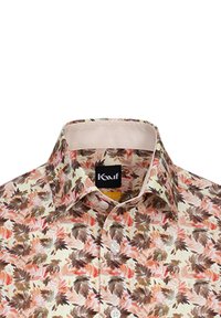 Camicia a maniche lunghe con colletto button-down, caratterizzata da un motivo floreale in tonalità di marrone, pesco e verde su uno sfondo crema.
