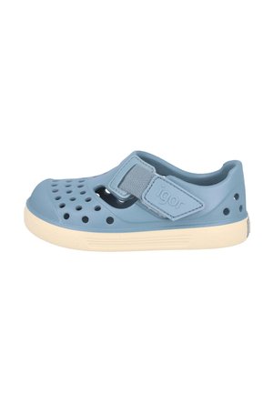 Zapatilla infantil ligera azul con agujeros de ventilación, correa ajustable y suela beige, diseñada para la transpirabilidad y comodidad.
