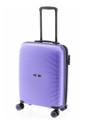 Lila Hartschalen-Koffer mit schwarzem Teleskopgriff, vier 360-Grad-Rollen und horizontalem Wellenmuster auf der Vorderseite.