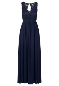 Navy blauwe maxi-jurk met kantdetails op de halslijn en rug, met een getailleerde lijfje en een vloeiende rok. Gladde textuur overal.