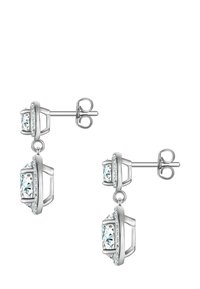 Srebrne naušnice s pravokutnim, fasetiranim svijetloplavim draguljima, okružene malim prozirnim kamenčićima u modernom, geometrijskom dizajnu.