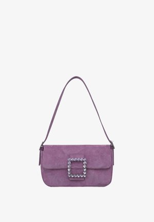 Bolso de ante morado con forma rectangular, adornado con una hebilla cuadrada embellecida con cristales en la parte frontal y una sola correa para el hombro.